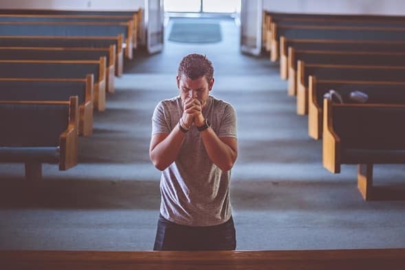 rezando en iglesia
